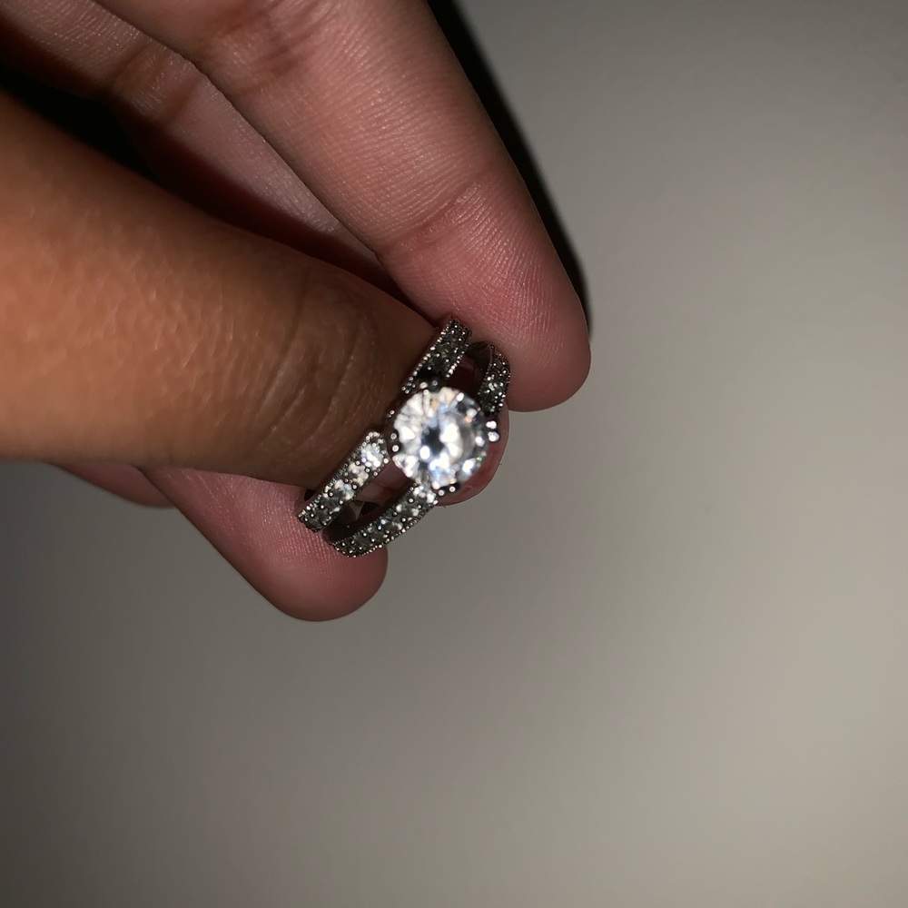 a silver ring - Picture 3 of 4